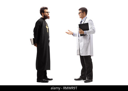 Volle Länge Schuß eines jungen männlichen Arzt etwas discusiing mit einem Priester auf weißem Hintergrund Stockfoto