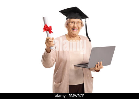 Lächelnde ältere Frau mit Laptop, Diplom und Promotion Hut auf weißem Hintergrund Stockfoto