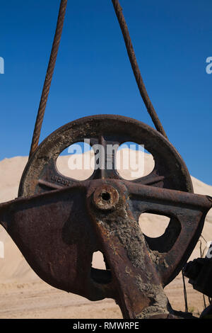 Verrostetem stahl Riemenscheibe und Kabel auf einem alten Bagger Stockfoto