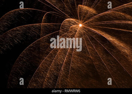Gold und Rot Feuerwerk in den Nachthimmel. Stockfoto