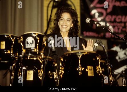 Sheila Bisherige am besten durch ihr name Sheila E. genannt, ist ein Musiker, vielleicht am besten bekannt für ihre Arbeit mit Prinz und Ringo Starr, wird während einer Percussion demonstration Klinik dargestellt. Stockfoto