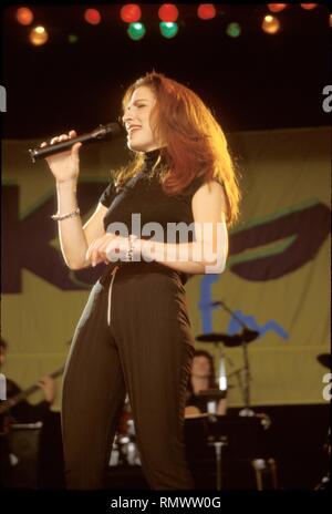 Grammy Award-winning kubanisch-amerikanischen Sänger und Songwriter Gloria Estefan ist dargestellt auf der Bühne während einer "live"-Konzert aussehen. Stockfoto