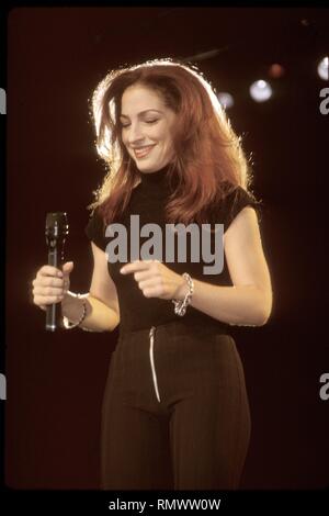 Grammy Award-winning kubanisch-amerikanischen Sänger und Songwriter Gloria Estefan ist dargestellt auf der Bühne während einer "live"-Konzert aussehen. Stockfoto