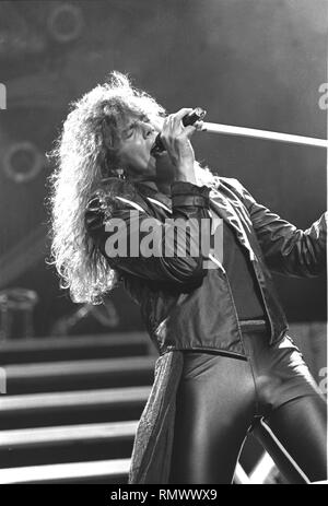 Sänger Joey Tempest der schwedischen Rockband Europe wird angezeigt, während eine "Live"-Konzert aussehen. Stockfoto