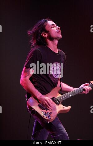 Gitarrist Nuno Bettencourt ist auf der Bühne eine "Live"-Konzert Performance gezeigt. Stockfoto