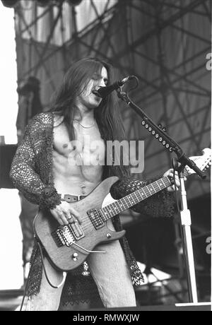 Extreme Gitarrist Nuno Bettencourt wird gezeigt auf der Bühne während einer "live"-Konzert aussehen. Stockfoto