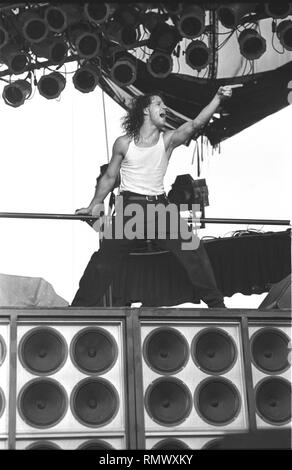 Extreme Sänger Gary Cherone angezeigt, während auf der Bühne ein "live"-Konzert aussehen. Stockfoto