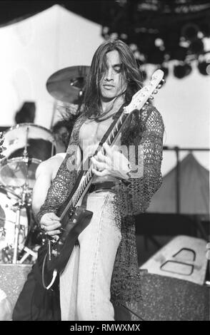 Extreme Gitarrist Nuno Bettencourt wird gezeigt auf der Bühne während einer "live"-Konzert aussehen. Stockfoto