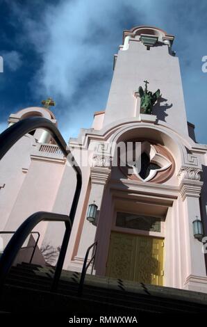 St Raphael Churce und Mission San Rafael Arcangel stehen nahe beieinander, die Bereitstellung von Wohnungen, die mit dem San Rafael, CA katholischen Gemeinschaft. Stockfoto