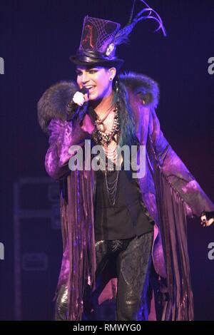 Sänger, Songwriter und Schauspieler Adam Lambert wird gezeigt auf der Bühne während einer "live"-Konzert aussehen. Stockfoto
