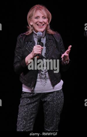 Stand-up-Comedian und Beleidigung comic Lisa Lampanelli dargestellt auf der Bühne während einer "live"-Konzert aussehen. Stockfoto