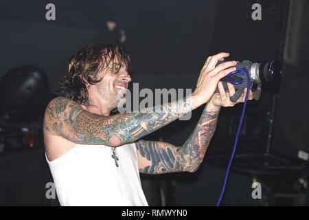 Musiker Tommy Lee, Gründungsmitglied und Drummer der Heavy-Metal-Band Mötley Crüe, dargestellt auf der Bühne während eines Konzertes mit seinem Solo Projekt. Stockfoto