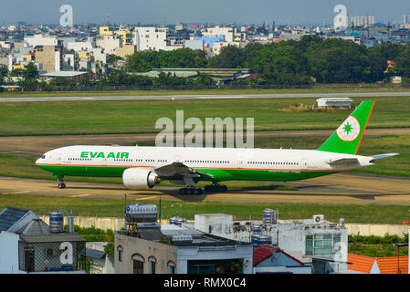 Saigon, Vietnam - 20.November 2018. Eine Boeing 777-300ER Flugzeug von EVA Air Rollen auf Start- und Landebahn am Flughafen Tan Son Nhat (SGN). Stockfoto