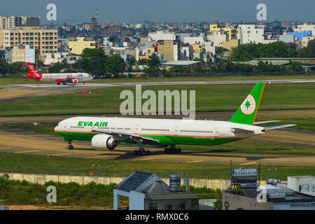 Saigon, Vietnam - 20.November 2018. Eine Boeing 777-300ER Flugzeug von EVA Air Rollen auf Start- und Landebahn am Flughafen Tan Son Nhat (SGN). Stockfoto