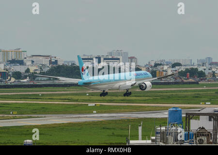 Saigon, Vietnam - Jun 3, 2018. Eine Boeing 777-300ER Flugzeug von Korean Air Landung am Flughafen Tan Son Nhat (SGN) in Saigon (Ho Chi Minh City). Stockfoto