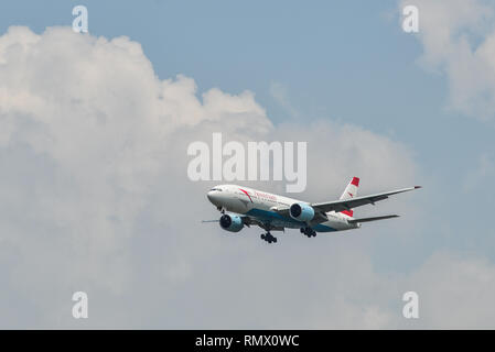 Bangkok, Thailand - 21.April 2018. Eine Boeing 777-200ER der Austrian Airlines Flugzeug Landung in Bangkok Suvarnabhumi Airport (BKK) Stockfoto