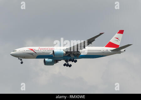 Bangkok, Thailand - 21.April 2018. Eine Boeing 777-200ER der Austrian Airlines Flugzeug Landung in Bangkok Suvarnabhumi Airport (BKK) Stockfoto