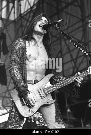 Extreme Gitarrist Nuno Bettencourt wird gezeigt auf der Bühne während einer "live"-Konzert aussehen. Stockfoto