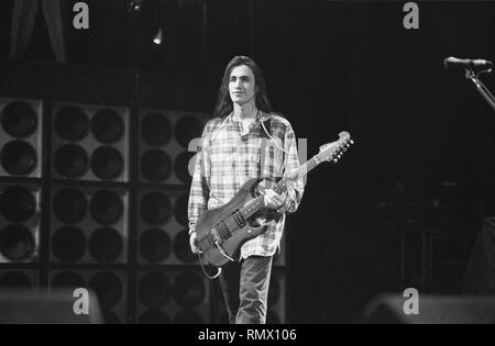 Extreme Gitarrist Nuno Bettencourt wird gezeigt auf der Bühne während einer "live"-Konzert aussehen. Stockfoto