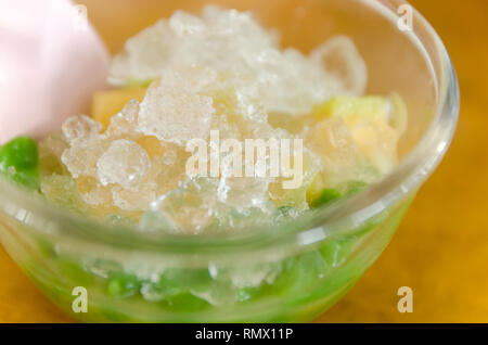 "Ladcheag 'Thai pandan kurze Nudeln in der Palm - Zucker Kokosmilch. Süß, thailändisches Dessert Stockfoto