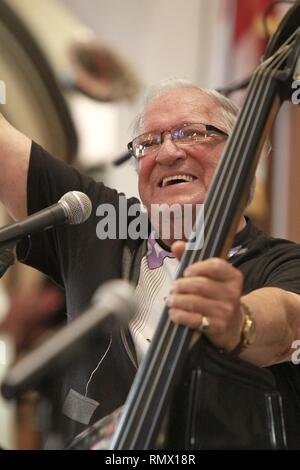 Rock N' Roll Hall of Fame Musiker Marshall Lytle gezeigt wird seinen stand, spielte Bass Gitarre während einer "live"-Konzert. Stockfoto