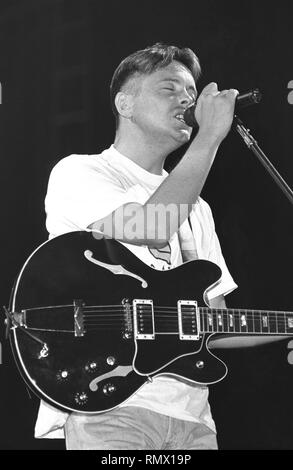 Sänger, Songwriter und Gitarrist Bernard Sumner ist dargestellt auf der Bühne während einer "live"-Konzert Auftritt mit neuen Ordnung. Stockfoto