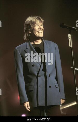 Sänger, Songwriter, Gitarrist, Pianist und Schauspieler, Peter Noone, am besten bekannt als 'Herman' der 60er Jahre Rock Gruppe Herman's Hermits, gezeigt wird, ist auf der Bühne während einer "live"-Konzert aussehen. Stockfoto