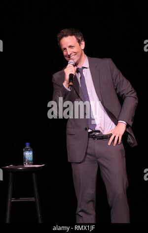 Komiker und Schauspieler Seth Meyers ist dargestellt auf der Bühne während einer "live"-Konzert aussehen. Stockfoto