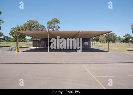 Eine Cola oder überdachten Bereich Lernen und attached storage Gebäude an der Daceyville öffentliche Schule in den östlichen Vororten von Sydney Stockfoto