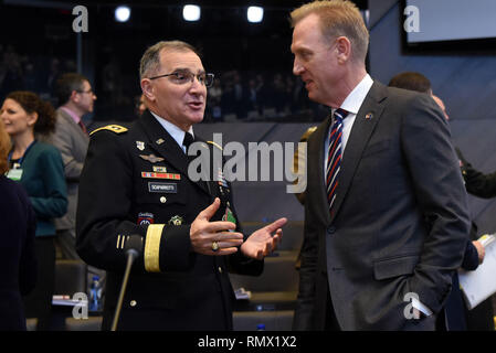 Usa handeln Verteidigungsminister Patrick M. Shanahan Gespräche mit dem Kommandeur der US-European Command und der NATO Supreme Allied Commander Europe, Armee, General Curtis M. Scaparrotti, bei einer Verteidigung Ministertreffen an NATO-Hauptquartier, Brüssel, Belgien, 14.02.2019. (DoD Foto von Lisa Ferdinando) Stockfoto