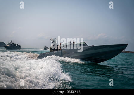 U.S. Navy SEALS mit Seal Team 5 und Royal Thai Navy SEALs Verhalten besuchen, Board, Durchsuchung und Beschlagnahme Ausbildung während der Übung Cobra Gold in Sattahip, Königreich Thailand, Feb 15, 2019. Cobra Gold 19 bietet eine Plattform für die Vereinigten Staaten und Partner Nationen Interoperabilität und Erhöhung der Kapazitäten in der Planung und Abwicklung von komplexen und realistischen multinationale Truppe vorzurücken und kombinierte Task Force. (U.S. Marine Corps Foto: Staff Sgt. Matthew J. Bragg) Stockfoto