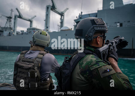 U.S. Navy SEALS mit Seal Team 5 und Royal Thai Navy SEALs Verhalten besuchen, Board, Durchsuchung und Beschlagnahme Ausbildung während der Übung Cobra Gold in Sattahip, Königreich Thailand, Feb 15, 2019. Cobra Gold 19 bietet eine Plattform für die Vereinigten Staaten und Partner Nationen Interoperabilität und Erhöhung der Kapazitäten in der Planung und Abwicklung von komplexen und realistischen multinationale Truppe vorzurücken und kombinierte Task Force. (U.S. Marine Corps Foto: Staff Sgt. Matthew J. Bragg) Stockfoto