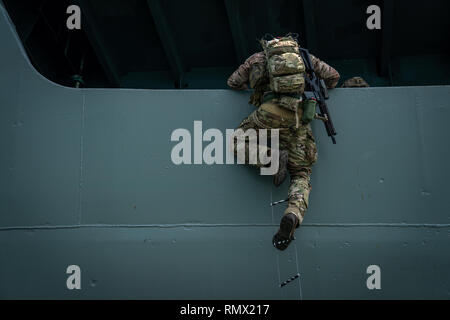 U.S. Navy SEALS mit Seal Team 5 und Royal Thai Navy SEALs Verhalten besuchen, Board, Durchsuchung und Beschlagnahme Ausbildung während der Übung Cobra Gold in Sattahip, Königreich Thailand, Feb 15, 2019. Cobra Gold 19 bietet eine Plattform für die Vereinigten Staaten und Partner Nationen Interoperabilität und Erhöhung der Kapazitäten in der Planung und Abwicklung von komplexen und realistischen multinationale Truppe vorzurücken und kombinierte Task Force. (U.S. Marine Corps Foto: Staff Sgt. Matthew J. Bragg) Stockfoto