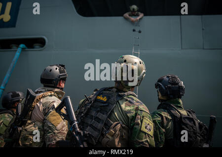 U.S. Navy SEALS mit Seal Team 5 und Royal Thai Navy SEALs Verhalten besuchen, Board, Durchsuchung und Beschlagnahme Ausbildung während der Übung Cobra Gold in Sattahip, Königreich Thailand, Feb 15, 2019. Cobra Gold 19 bietet eine Plattform für die Vereinigten Staaten und Partner Nationen Interoperabilität und Erhöhung der Kapazitäten in der Planung und Abwicklung von komplexen und realistischen multinationale Truppe vorzurücken und kombinierte Task Force. (U.S. Marine Corps Foto: Staff Sgt. Matthew J. Bragg) Stockfoto