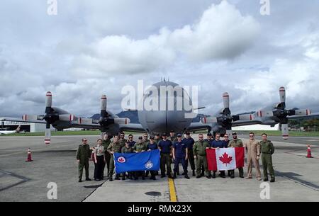 U.S. Coast Guard Mitglieder der Crew der kanadischen CP-140 Aurora patrol Flugzeuge und kanadischen Fischerei Offiziere in Suva, Fidschi, Jan. 20, 2019. Die Länder sind Partner gegen illegale, unregulierte und nicht gemeldete Fischerei. (Foto: Kanadisches Ministerium für Fischerei und Ozeane/Freigegeben) Stockfoto