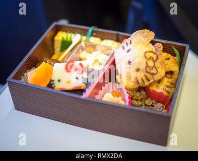 Spezielle Hello Kitty ekiben (Zug Bento, Hello Kitty bento box Lunch) an Bord der Hello Kitty Hello Kitty Shinkansen (Hochgeschwindigkeitszug). Okayama, Japan. Stockfoto