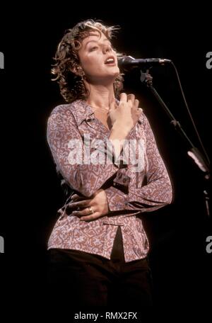 Grammy ausgezeichneten kanadischen Musiker, Sänger und Songwriter Sarah McLachlan dargestellt auf der Bühne während einer "live"-Konzert aussehen. Stockfoto