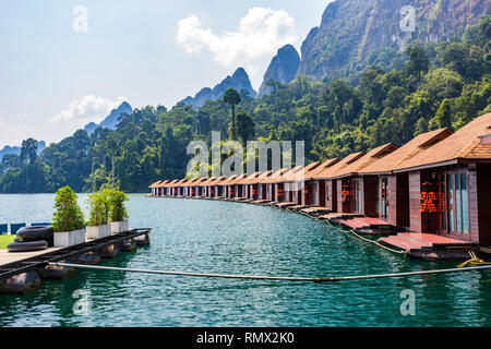 Schwimmende Bungalows im Khao Sok National Park, Cheow Lan Lake, Surat Thani, Thailand Stockfoto