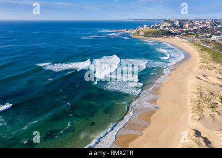 Luftaufnahme von nobbys Beach - Newcastle, Australien. Nobbys Beach ist einer der besten Strände von Newcastle. - Newcastle NSW Australien Stockfoto