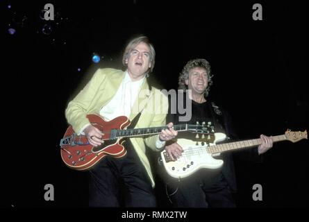 Gitarrist Justin Hayward und Bassist John Lodge der Rock Band The Moody Blues sind dargestellt auf der Bühne während einer "live"-Konzert aussehen. Stockfoto