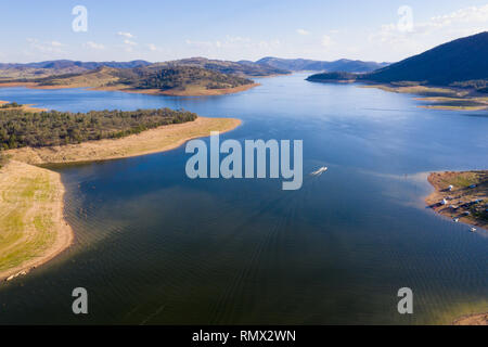 Luftaufnahme von Wyangala Dam im Zentrum von NSW. Der Staudamm liefert Wasser für die Lachlan River und Naherholungsgebiet für Camping und Boot fahren Activitie Stockfoto