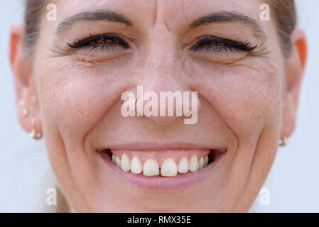 In der Nähe von Studio shot Portrait eines glücklichen Frau mittleren Alters lächelnd mit Vertrauen und positives Denken Stockfoto