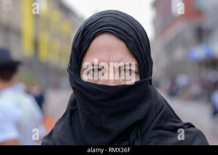 Nahaufnahme von einer muslimischen Frau trägt einen schwarzen hijab oder Kopftuch in der Stadt stehen im Freien Stockfoto