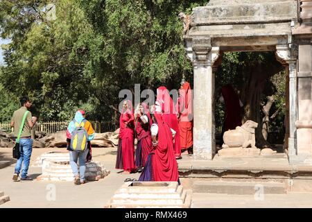 Indische Frauen von Rajasthan, in traditioneller Kleidung, bei der Sonne Tempel, Modhera-Gujarat, Indien. Stockfoto