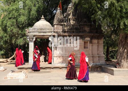 Indische Frauen von Rajasthan, in traditioneller Kleidung, bei der Sonne Tempel, Modhera-Gujarat, Indien. Stockfoto