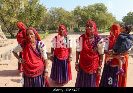 Indische Frauen von Rajasthan, in traditioneller Kleidung, bei der Sonne Tempel, Modhera-Gujarat, Indien. Stockfoto