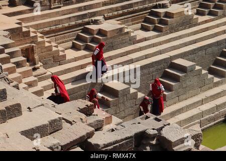 Indische Frauen von Rajasthan, in traditioneller Kleidung, bei der Sonne Tempel, Modhera-Gujarat, Indien. Stockfoto