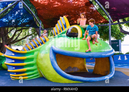 Die Kinder sich auf dem Spielplatz von einem öffentlichen Park, Cairns, Australien spielen Stockfoto