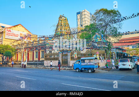 YANGON, MYANMAR - Februar 15, 2018: Die Straße von Little India Nachbarschaft mit steigenden gopuram Turm der historischen Sri Kaali Amman hinduistischer Tempel, auf Fe Stockfoto