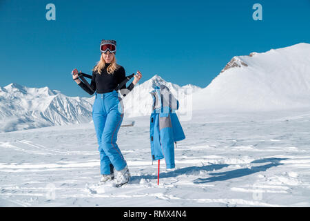 Portrait der Frau in Ski Outfit. Portrait von fröhlichen blonde Frau am Ski Resort Stockfoto